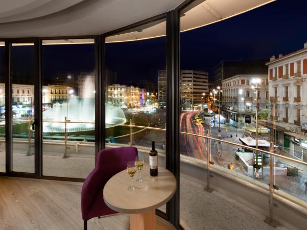 Athens Tiare by Mage Hotels : photo 4 de la chambre suite d'angle - vue sur fontaine