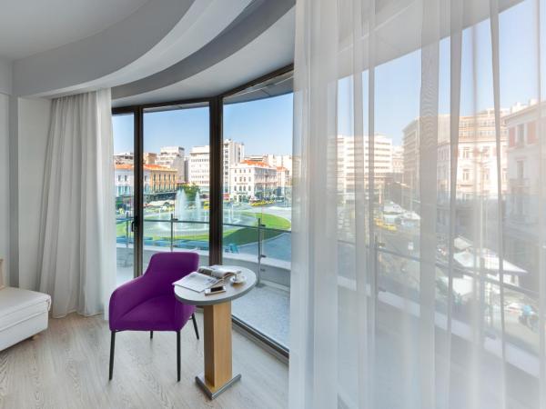 Athens Tiare by Mage Hotels : photo 2 de la chambre suite d'angle - vue sur fontaine