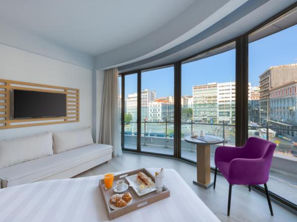 Athens Tiare by Mage Hotels : photo 1 de la chambre suite d'angle - vue sur fontaine