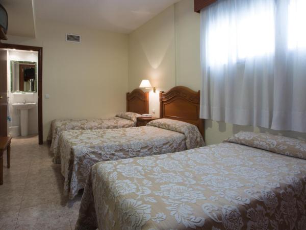 Hotel Riviera : photo 5 de la chambre chambre double avec lit d'appoint