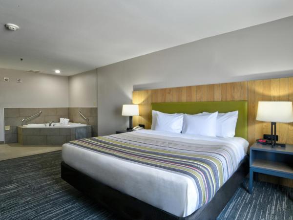 Country Inn & Suites by Radisson, Oklahoma City Airport, OK : photo 1 de la chambre suite lit king-size avec baignoire spa - accessible aux personnes à mobilité réduite