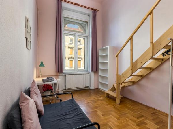 Budapest Three Cats Hostel : photo 6 de la chambre chambre double avec salle de bains privative