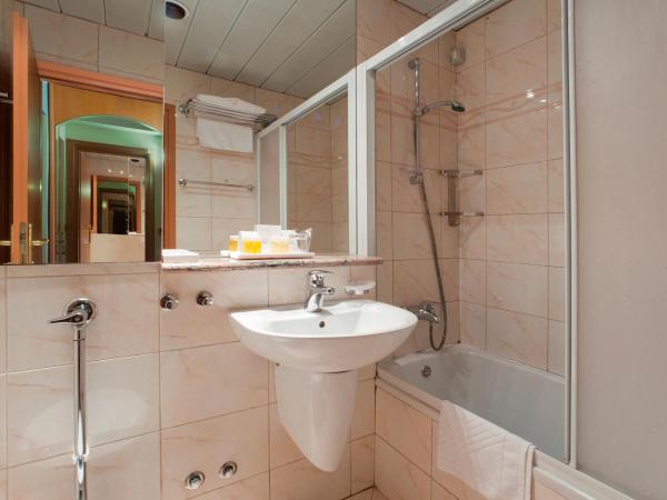 Villa Galijot Plava Laguna : photo 5 de la chambre chambre supérieure avec balcon - côté mer