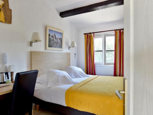 Mas de la Grenouillère Hôtel et Centre équestre en pleine nature : photo 3 de la chambre chambre quadruple avec salle de bains