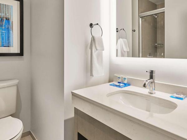 Hyatt House Chicago Medical/University District : photo 2 de la chambre cabinet de travail avec lit king-size