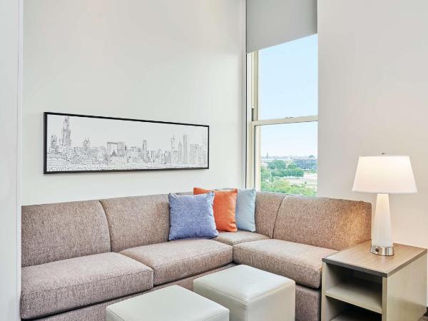 Hyatt House Chicago Medical/University District : photo 4 de la chambre cabinet de travail avec lit king-size