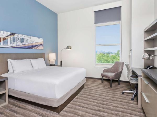 Hyatt House Chicago Medical/University District : photo 1 de la chambre cabinet de travail avec lit king-size