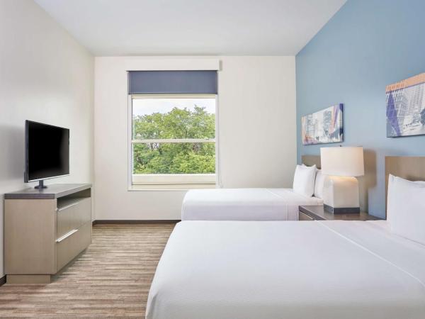 Hyatt House Chicago Medical/University District : photo 3 de la chambre one-bedroom suite with two queen beds with kitchen and sofa bed