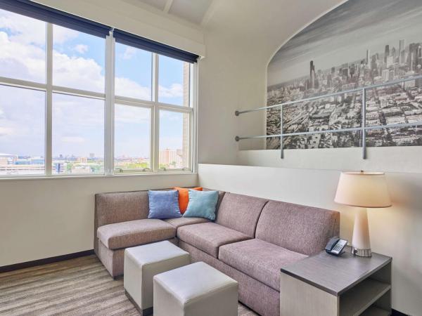 Hyatt House Chicago Medical/University District : photo 6 de la chambre suite 1 chambre lit king-size avec canapé-lit et cuisine