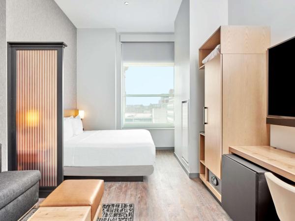 Hyatt Place Chicago Medical/University District : photo 5 de la chambre chambre lit king-size avec canapé-lit