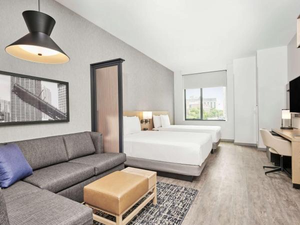 Hyatt Place Chicago Medical/University District : photo 2 de la chambre chambre avec 2 lits queen-size et canapé-lit