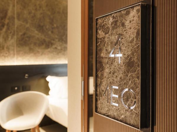 Meo Design Suites & Spa : photo 5 de la chambre chambre lit king-size - vue sur montagne