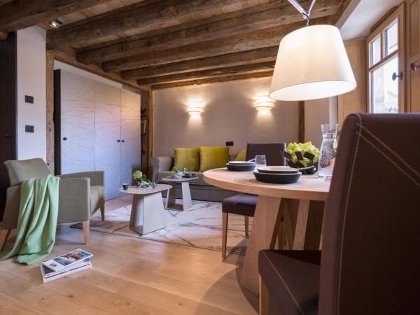 Les Loges Annecy Vieille Ville : photo 6 de la chambre appartement en triplex avec cheminée et douche spa