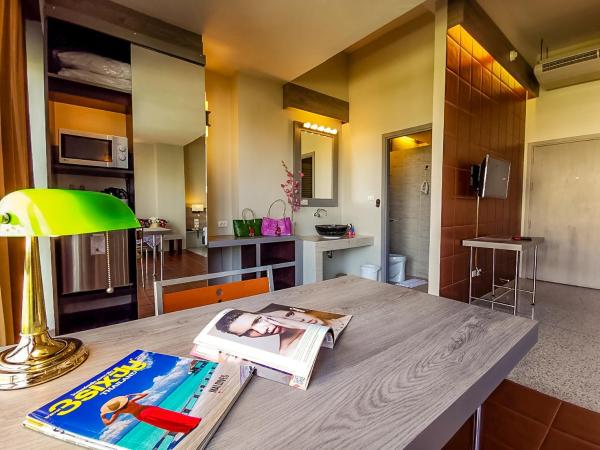 Sino House Phuket Hotel - SHA Plus : photo 7 de la chambre chambre deluxe double ou lits jumeaux