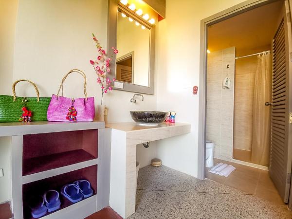 Sino House Phuket Hotel - SHA Plus : photo 9 de la chambre chambre deluxe double ou lits jumeaux