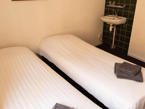 Hotel Internationaal : photo 5 de la chambre chambre lits jumeaux avec salle de bains commune