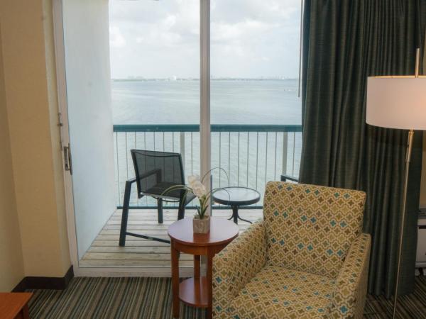 Best Western On The Bay Inn & Marina : photo 7 de la chambre chambre lit king-size avec balcon - non-fumeurs - côté baie