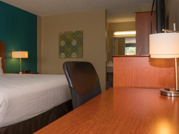 Best Western On The Bay Inn & Marina : photo 6 de la chambre chambre lit king-size avec baignoire - accessible aux personnes à mobilité réduite - non-fumeurs