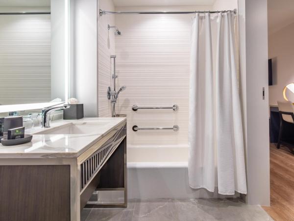 Hyatt Centric Las Olas Fort Lauderdale : photo 4 de la chambre chambre avec 2 lits queen-size et baignoire accessible aux personnes à mobilité réduite