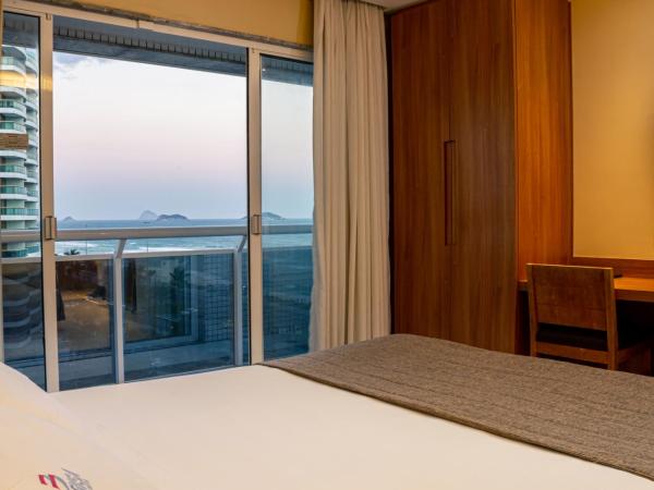 Riale Brisa Barra : photo 2 de la chambre quarto superior com cama casal e vista lateral do mar