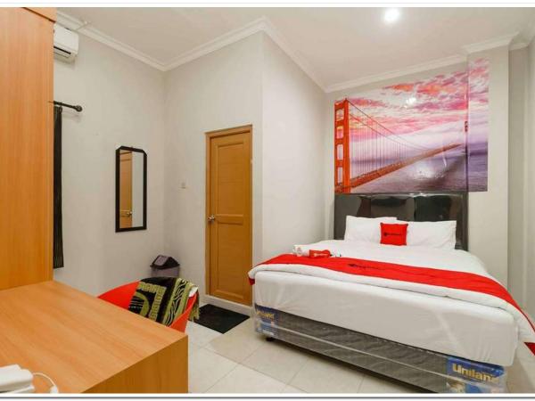 RedDoorz near JIEXPO Kemayoran 2 : photo 5 de la chambre chambre double