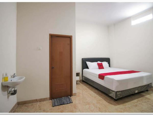 RedDoorz Syariah @ Jatinegara : photo 3 de la chambre chambre deluxe