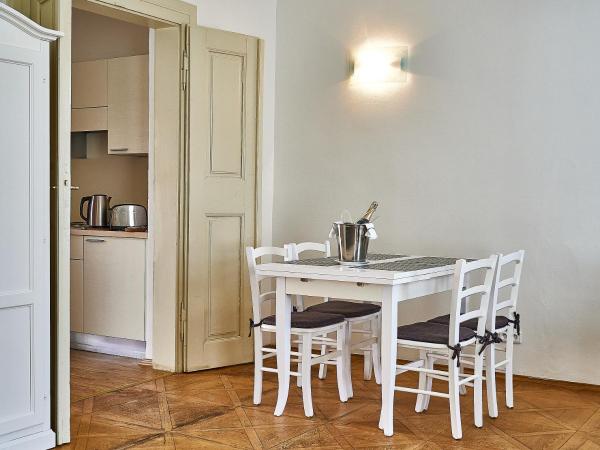 Three Golden Crowns Apartments : photo 5 de la chambre appartement supérieur