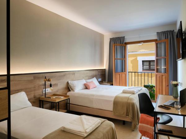 Sweet Sevilla Suites : photo 3 de la chambre chambre triple avec balcon