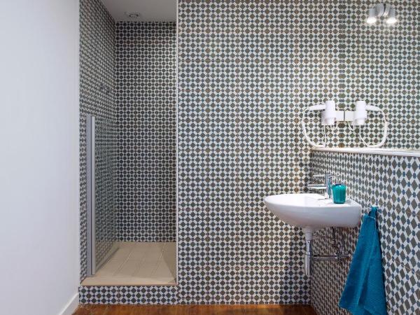 Lost Lisbon :: Chiado House : photo 1 de la chambre chambre lits jumeaux avec salle de bains privative séparée