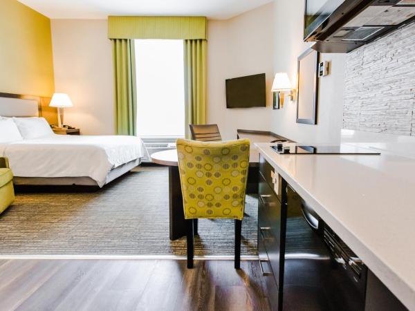 Candlewood Suites West Edmonton - Mall Area, an IHG Hotel : photo 5 de la chambre studio queen suite with walk in shower