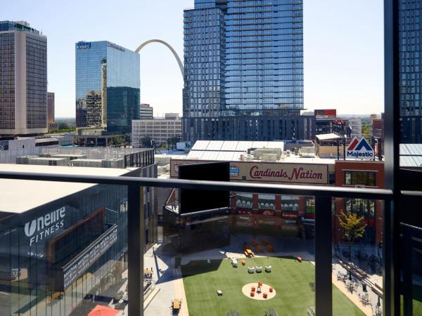Live! by Loews - St. Louis : photo 4 de la chambre one bedroom king suite bed with balcony