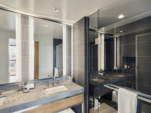 Live! by Loews - St. Louis : photo 3 de la chambre one bedroom king suite bed with balcony