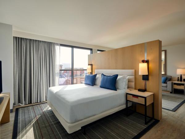 Live! by Loews - St. Louis : photo 2 de la chambre one bedroom king suite bed with balcony