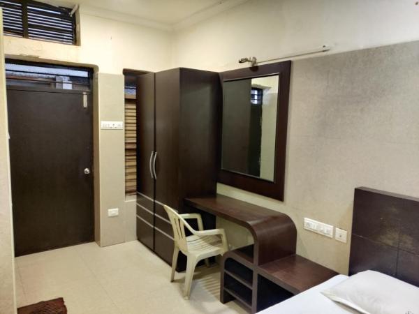 Hotel Sarada Nivas : photo 3 de la chambre chambre deluxe double ou lits jumeaux