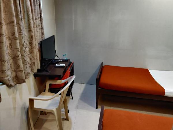 Hotel Sarada Nivas : photo 4 de la chambre chambre deluxe double ou lits jumeaux