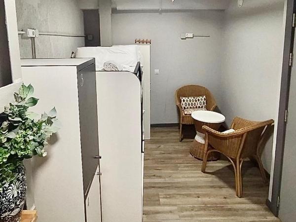Quartier Bilbao Hostel : photo 2 de la chambre chambre lits jumeaux avec salle de bains
