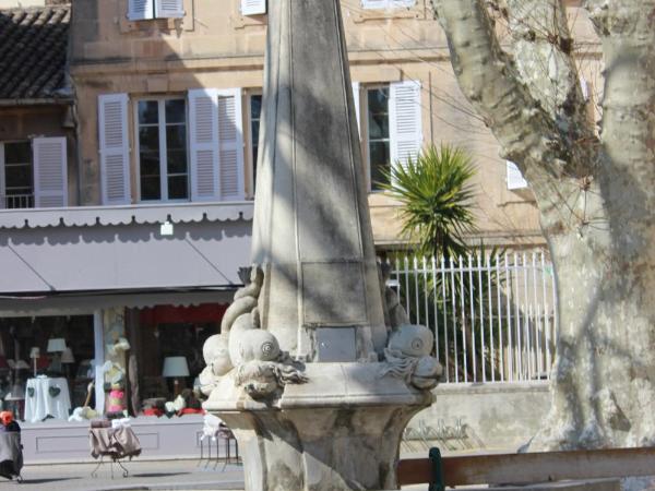 Mas de Valrugues Holifrance : photo 1 de la chambre appartement 1 chambre avec balcon ou terrasse