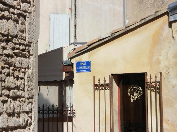 Mas de Valrugues Holifrance : photo 9 de la chambre appartement 1 chambre avec balcon ou terrasse