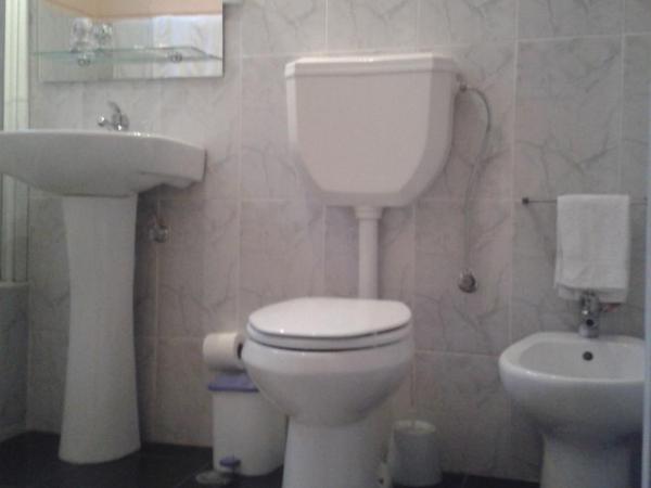 Lira Guest House B&B : photo 6 de la chambre chambre triple