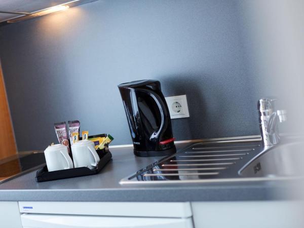 Townhouse Düsseldorf : photo 6 de la chambre chambre double avec kitchenette