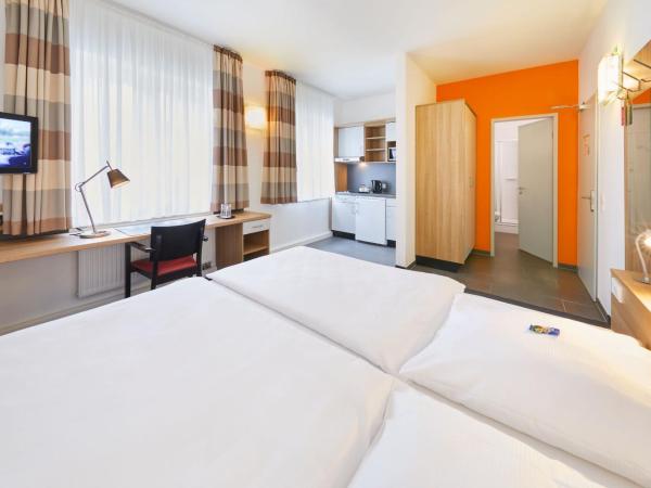 Townhouse Düsseldorf : photo 2 de la chambre chambre double supérieure avec kitchenette