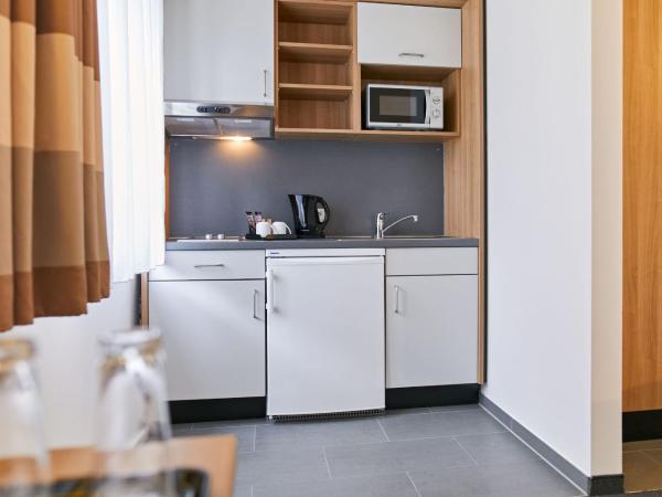 Townhouse Düsseldorf : photo 8 de la chambre chambre double supérieure avec kitchenette