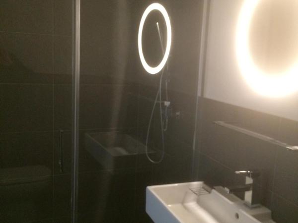 diezmadrid : photo 3 de la chambre chambre double avec salle de bains privative