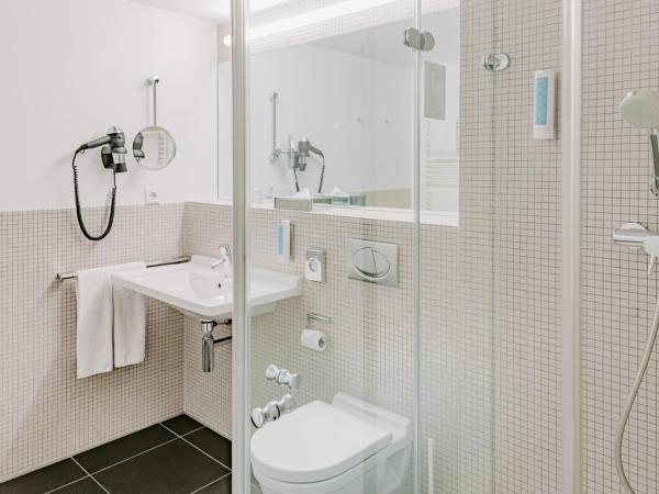 Vienna House Easy by Wyndham Stuttgart : photo 3 de la chambre chambre confort accessible aux personnes à mobilité réduite