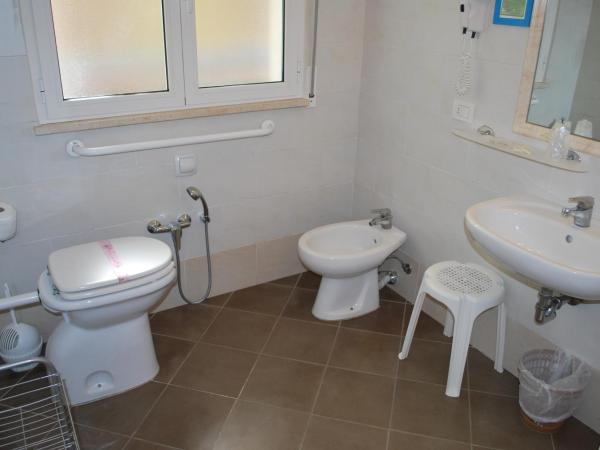 Hotel Villa del Parco : photo 9 de la chambre chambre quadruple supérieure