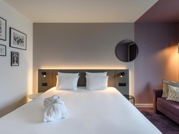 Novotel Zurich City West : photo 4 de la chambre chambre exécutive avec lit queen-size et canapé