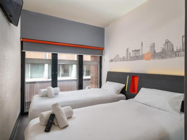 easyHotel Birmingham : photo 3 de la chambre chambre lits jumeaux avec fenêtre