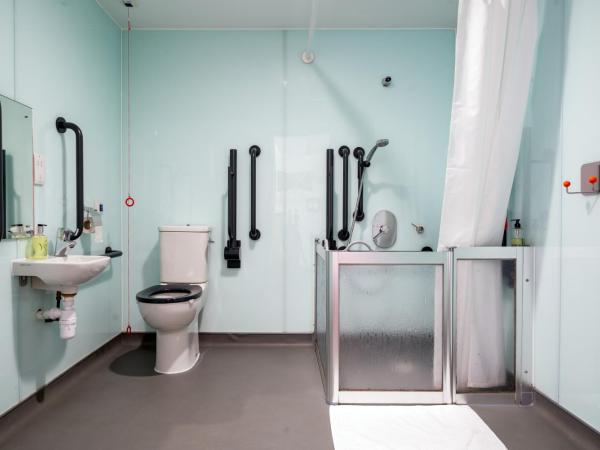 easyHotel Birmingham : photo 8 de la chambre chambre double - accessible aux personnes à mobilité réduite