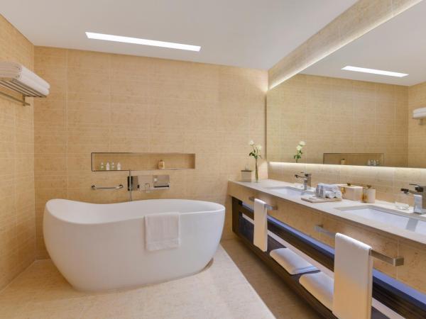 Sofitel Dubai The Obelisk : photo 5 de la chambre suite lit king-size panoramique avec accès au club millésime