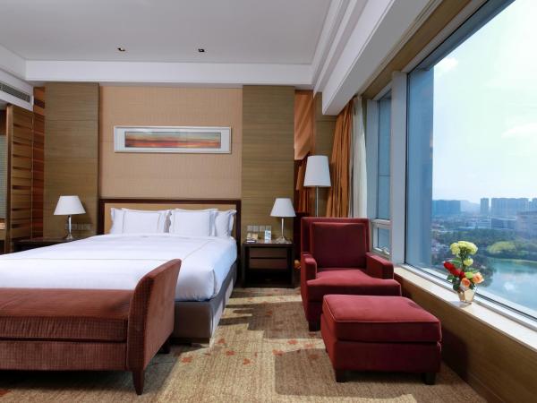 Crowne Plaza Nanjing Jiangning, an IHG Hotel : photo 2 de la chambre standard king room with lake view - lounge access